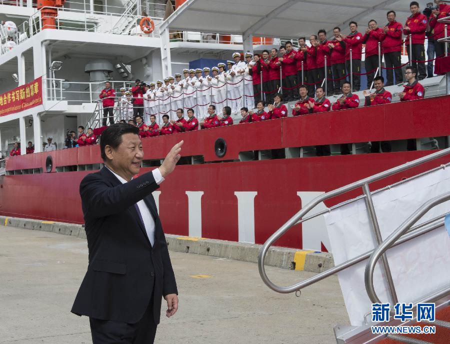 11月18日，正在澳大利亞塔斯馬尼亞州首府霍巴特訪問的中國國家主席習近平在澳大利亞總理阿博特陪同下參觀南極科考項目并慰問兩國科考人員。這是習近平在霍巴特港看望正在這里補給的&ldquo;雪龍&rdquo;號全體科考人員。新華社記者李學仁攝 