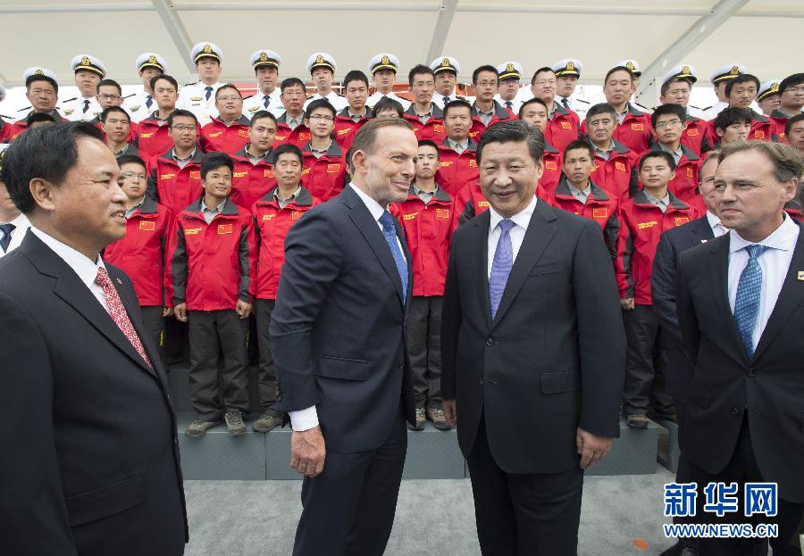 11月18日，正在澳大利亞塔斯馬尼亞州首府霍巴特訪問的中國國家主席習近平在澳大利亞總理阿博特陪同下參觀南極科考項目并慰問兩國科考人員。新華社記者李學仁攝 