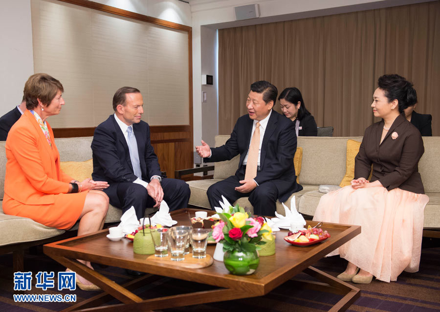 11月19日，國(guó)家主席習(xí)近平結(jié)束對(duì)澳大利亞的國(guó)事訪問(wèn)。離開(kāi)悉尼前，澳大利亞總理阿博特夫婦專門(mén)到習(xí)近平下榻飯店同習(xí)近平和夫人彭麗媛親切話別。新華社記者 黃敬文 攝