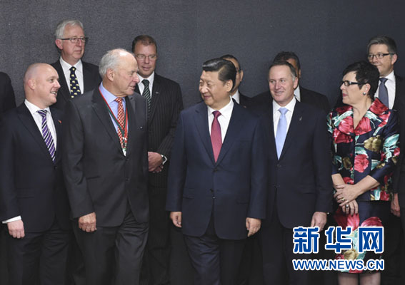 11月21日，中國國家主席習近平在奧克蘭和新西蘭總理約翰&middot;基共同出席中國－新西蘭市長論壇啟動儀式，并在啟動儀式后會見&ldquo;新中關系促進委員會&rdquo;主要成員。新華社記者馬占成攝