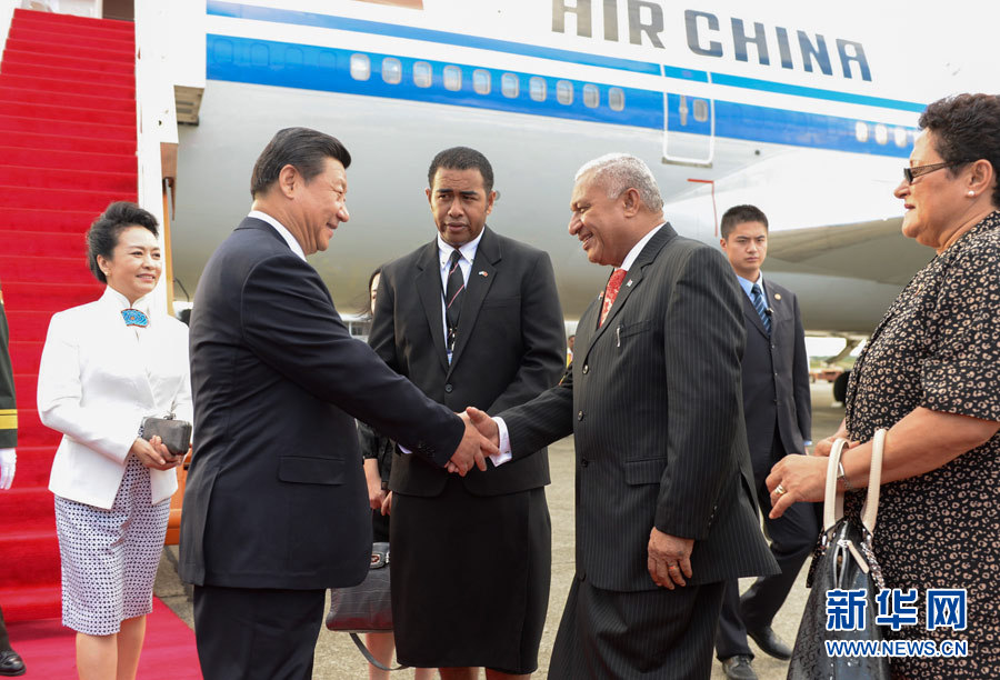 11月21日，國(guó)家主席習(xí)近平抵達(dá)楠迪，開(kāi)始對(duì)斐濟(jì)進(jìn)行國(guó)事訪問(wèn)并將同太平洋建交島國(guó)領(lǐng)導(dǎo)人舉行會(huì)晤。斐濟(jì)總理姆拜尼馬拉馬夫婦在舷梯旁迎接習(xí)近平和夫人彭麗媛。新華社記者李學(xué)仁攝 