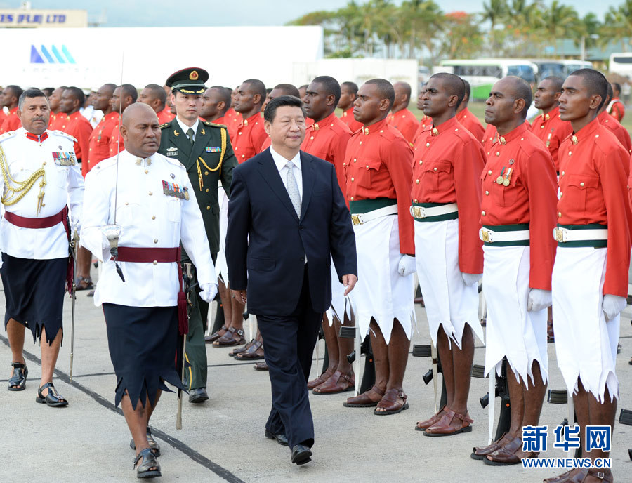 11月21日，國(guó)家主席習(xí)近平抵達(dá)楠迪，開(kāi)始對(duì)斐濟(jì)進(jìn)行國(guó)事訪問(wèn)并將同太平洋建交島國(guó)領(lǐng)導(dǎo)人舉行會(huì)晤。這是習(xí)近平主席在機(jī)場(chǎng)出席斐濟(jì)總理姆拜尼馬拉馬舉行的隆重歡迎儀式。 新華社記者馬占成攝 