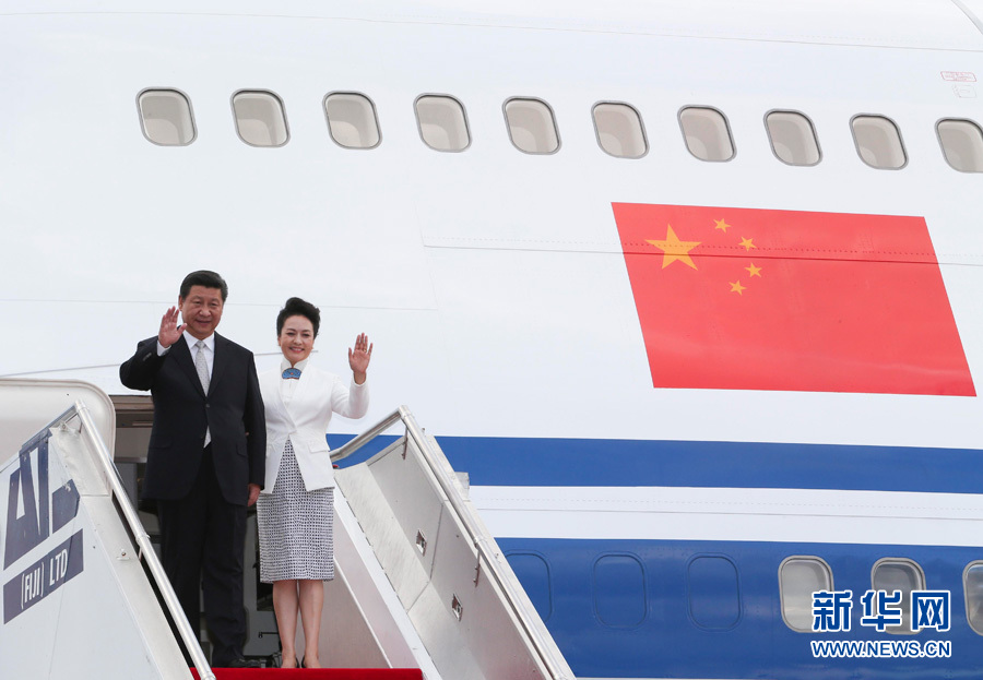 11月21日，國(guó)家主席習(xí)近平抵達(dá)楠迪，開(kāi)始對(duì)斐濟(jì)進(jìn)行國(guó)事訪問(wèn)并將同太平洋建交島國(guó)領(lǐng)導(dǎo)人舉行會(huì)晤。 這是習(xí)近平和夫人彭麗媛步出機(jī)艙。新華社記者丁林?jǐn)z 