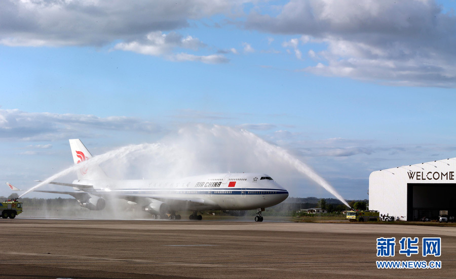  11月21日，國(guó)家主席習(xí)近平抵達(dá)楠迪，開(kāi)始對(duì)斐濟(jì)進(jìn)行國(guó)事訪問(wèn)并將同太平洋建交島國(guó)領(lǐng)導(dǎo)人舉行會(huì)晤。圖為習(xí)近平乘坐的專機(jī)在楠迪國(guó)際機(jī)場(chǎng)跑道上滑行穿過(guò)&ldquo;水門&rdquo;，這是當(dāng)?shù)亟o予最尊貴客人的禮遇，表達(dá)為客人&ldquo;洗塵&rdquo;。 新華社記者丁林?jǐn)z 