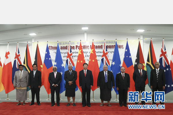 11月22日，國家主席習近平在楠迪同斐濟總理姆拜尼馬拉馬、密克羅尼西亞聯(lián)邦總統(tǒng)莫里、薩摩亞總理圖伊拉埃帕、巴布亞新幾內(nèi)亞總理奧尼爾、瓦努阿圖總理納圖曼、庫克群島總理普納、湯加首相圖伊瓦卡諾、紐?？偫硭忍窖髰u國領導人舉行集體會晤。姚大偉攝