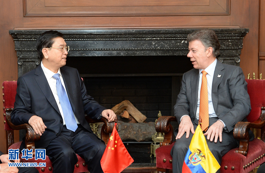 11月24日，正在哥倫比亞進(jìn)行正式友好訪問(wèn)的全國(guó)人大常委會(huì)委員長(zhǎng)張德江在波哥大會(huì)見(jiàn)哥倫比亞總統(tǒng)桑托斯。 新華社記者 劉建生 攝