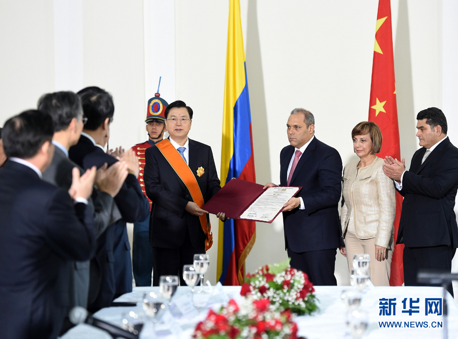 11月24日，正在哥倫比亞進(jìn)行正式友好訪問(wèn)的全國(guó)人大常委會(huì)委員長(zhǎng)張德江在波哥大與哥倫比亞國(guó)會(huì)主席兼參議長(zhǎng)納梅舉行會(huì)談。 新華社記者鞠鵬 攝