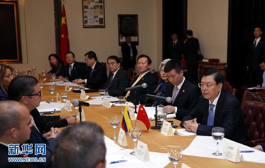 11月24日，正在哥倫比亞進(jìn)行正式友好訪問(wèn)的全國(guó)人大常委會(huì)委員長(zhǎng)張德江在波哥大與哥倫比亞眾議長(zhǎng)阿明舉行會(huì)談。 新華社記者 鞠鵬 攝 