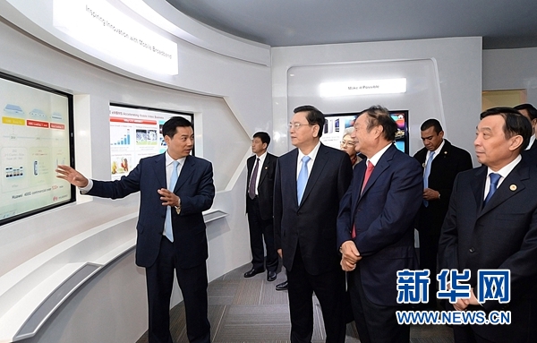 11月26日，正在墨西哥進(jìn)行正式友好訪問的全國人大常委會委員長張德江在墨西哥城視察華為公司拉美北地區(qū)部。 新華社記者劉建生攝