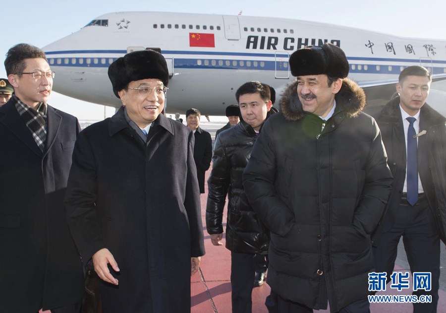  12月14日，應哈薩克斯坦共和國總理馬西莫夫邀請，國務院總理李克強乘專機抵達阿斯塔納國際機場，開始對哈薩克斯坦進行正式訪問，舉行中哈總理第二次定期會晤，并出席上海合作組織成員國政府首腦理事會第十三次會議。這是馬西莫夫到機場迎接李克強。新華社記者 黃敬文 攝 