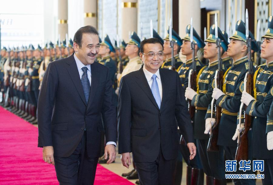 12月14日，應哈薩克斯坦共和國總理馬西莫夫邀請，國務院總理李克強乘專機抵達阿斯塔納國際機場，開始對哈薩克斯坦進行正式訪問，舉行中哈總理第二次定期會晤，并出席上海合作組織成員國政府首腦理事會第十三次會議。馬西莫夫到機場迎接李克強，并舉行隆重的歡迎儀式。新華社記者 黃敬文 攝