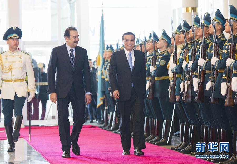 12月14日，應哈薩克斯坦共和國總理馬西莫夫邀請，國務院總理李克強乘專機抵達阿斯塔納國際機場，開始對哈薩克斯坦進行正式訪問，舉行中哈總理第二次定期會晤，并出席上海合作組織成員國政府首腦理事會第十三次會議。馬西莫夫到機場迎接李克強，并舉行隆重的歡迎儀式。新華社記者 黃敬文 攝