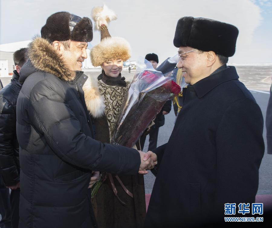 12月14日，應哈薩克斯坦共和國總理馬西莫夫邀請，國務院總理李克強乘專機抵達阿斯塔納國際機場，開始對哈薩克斯坦進行正式訪問，舉行中哈總理第二次定期會晤，并出席上海合作組織成員國政府首腦理事會第十三次會議。這是馬西莫夫到機場迎接李克強。新華社記者 黃敬文 攝