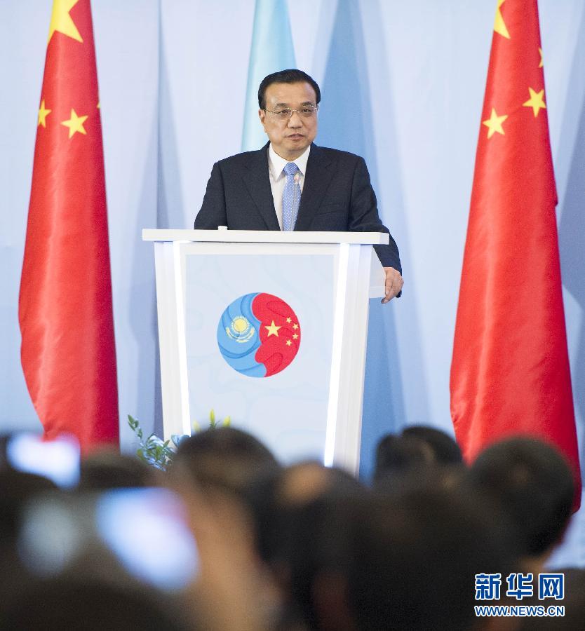  12月14日，國(guó)務(wù)院總理李克強(qiáng)在阿斯塔納同哈薩克斯坦總理馬西莫夫共同出席中哈企業(yè)家委員會(huì)第二次會(huì)議。這是李克強(qiáng)總理在會(huì)議上致辭。新華社記者 黃敬文 攝 