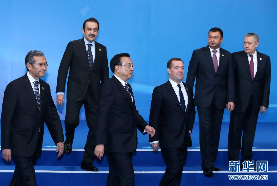 12月15日，中國國務院總理李克強在阿斯塔納出席上海合作組織成員國政府首腦理事會第十三次會議。這是與會領導人集體合影后走向會場。新華社記者 龐興雷 攝 