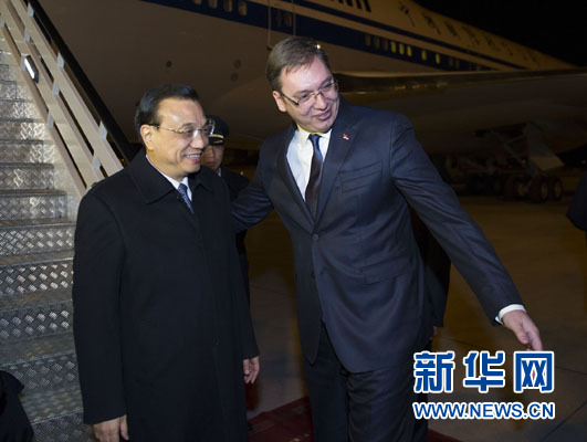 12月15日，國務院總理李克強抵達貝爾格萊德，出席中國－中東歐國家領(lǐng)導人會晤并正式訪問塞爾維亞，塞爾維亞總理武契奇到機場迎接。新華社記者 黃敬文 攝