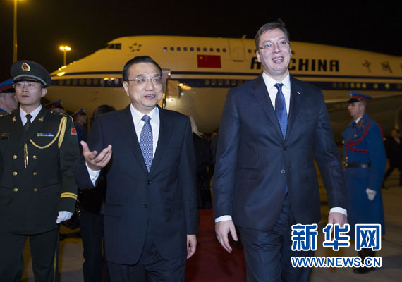 12月15日，國務院總理李克強抵達貝爾格萊德，出席中國－中東歐國家領(lǐng)導人會晤并正式訪問塞爾維亞，塞爾維亞總理武契奇到機場迎接。新華社記者 黃敬文 攝