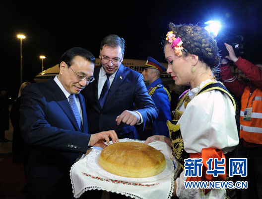 12月15日，國務院總理李克強抵達貝爾格萊德，出席中國－中東歐國家領(lǐng)導人會晤并正式訪問塞爾維亞，塞爾維亞總理武契奇到機場迎接。新華社記者 饒愛民 攝