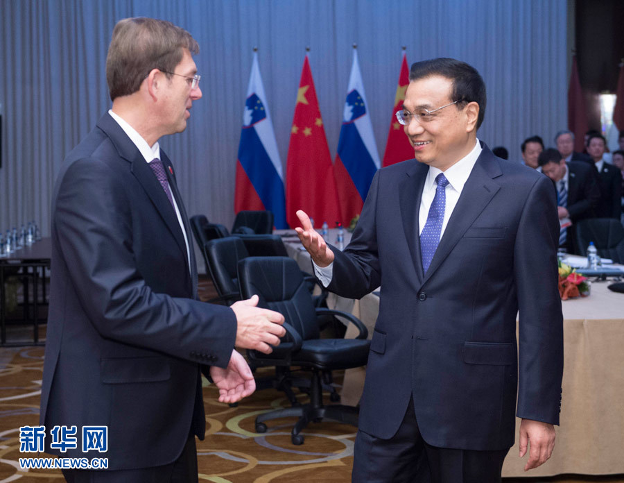 12月16日，中國國務(wù)院總理李克強(qiáng)在貝爾格萊德會見斯洛文尼亞總理采拉爾。 新華社記者黃敬文攝
