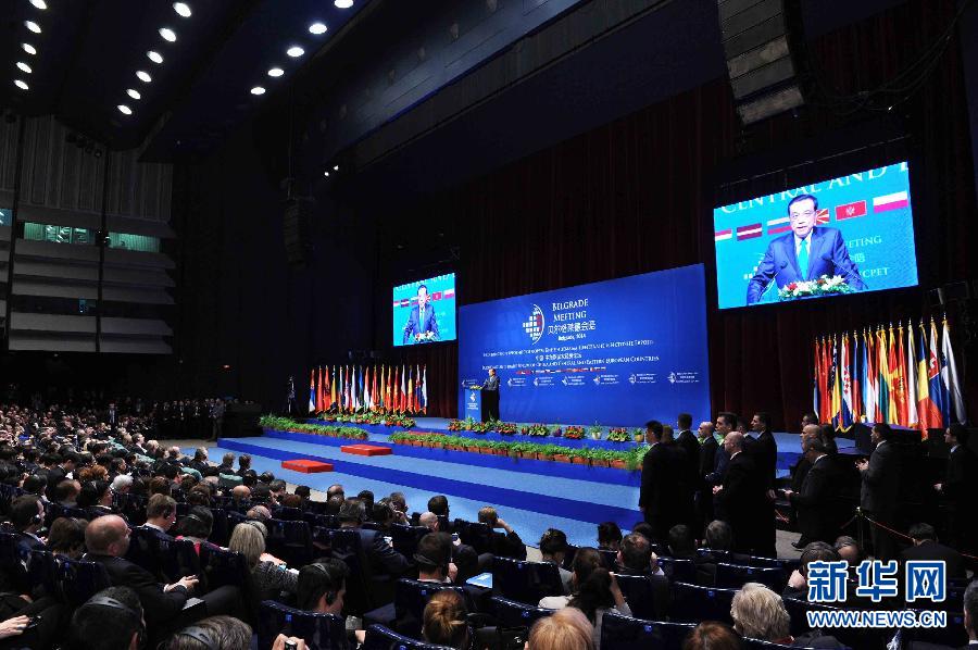 12月16日，國務院總理李克強在貝爾格萊德與中東歐國家領導人共同出席中國－中東歐國家第四屆經貿論壇開幕式并致辭。 新華社記者 饒愛民攝 