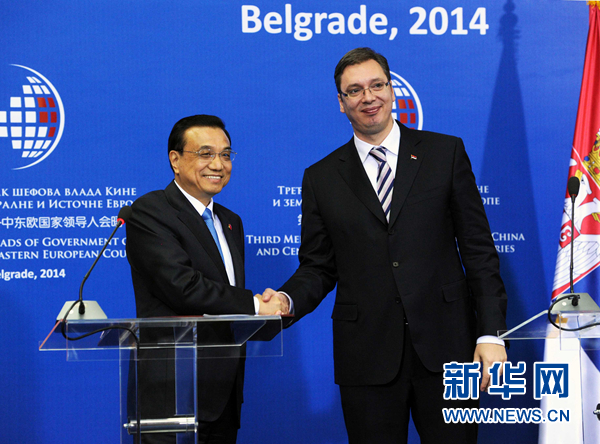 12月16日，國務(wù)院總理李克強(qiáng)在貝爾格萊德出席第三次中國-中東歐國家領(lǐng)導(dǎo)人會晤后，與塞爾維亞總理武契奇共同會見記者。 新華社記者饒愛民 攝