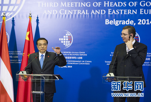 12月16日，國務(wù)院總理李克強(qiáng)在貝爾格萊德出席第三次中國-中東歐國家領(lǐng)導(dǎo)人會晤后，與塞爾維亞總理武契奇共同會見記者。 新華社記者黃敬文 攝