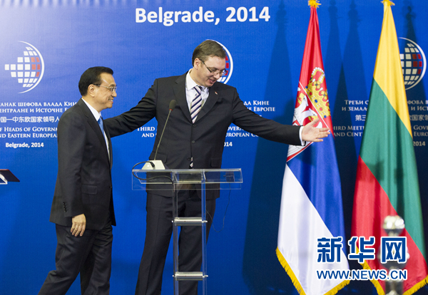 12月16日，國務(wù)院總理李克強(qiáng)在貝爾格萊德出席第三次中國-中東歐國家領(lǐng)導(dǎo)人會晤后，與塞爾維亞總理武契奇共同會見記者。 新華社記者黃敬文 攝
