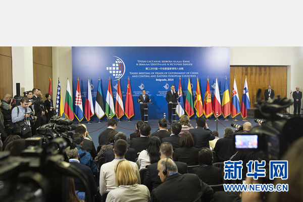 12月16日，國務(wù)院總理李克強(qiáng)在貝爾格萊德出席第三次中國-中東歐國家領(lǐng)導(dǎo)人會晤后，與塞爾維亞總理武契奇共同會見記者。 新華社記者黃敬文 攝