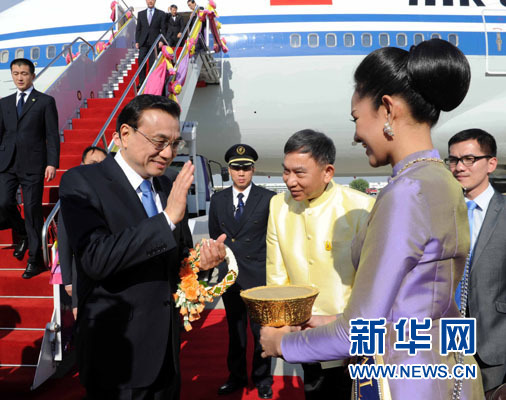 12月19日，中國(guó)國(guó)務(wù)院總理李克強(qiáng)抵達(dá)曼谷，出席大湄公河次區(qū)域經(jīng)濟(jì)合作領(lǐng)導(dǎo)人第五次會(huì)議。新華社記者饒愛民攝