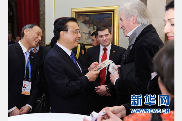 12月18日，中國(guó)國(guó)務(wù)院總理李克強(qiáng)在貝爾格萊德市政廳接受&ldquo;貝爾格萊德榮譽(yù)市民&rdquo;證書(shū)，塞爾維亞總理武契奇陪同出席。隨后，李克強(qiáng)同塞各界知名人士親切會(huì)見(jiàn)并互動(dòng)交流。這是李克強(qiáng)同電影《瓦爾特保衛(wèi)薩拉熱窩》的演員薩馬爾季奇親切交談。新華社記者 饒愛(ài)民 攝