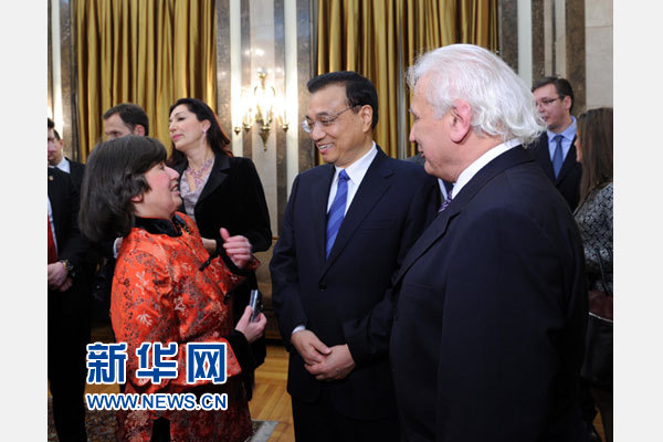 12月18日，中國(guó)國(guó)務(wù)院總理李克強(qiáng)在貝爾格萊德市政廳接受&ldquo;貝爾格萊德榮譽(yù)市民&rdquo;證書(shū)，塞爾維亞總理武契奇陪同出席。隨后，李克強(qiáng)同塞各界知名人士親切會(huì)見(jiàn)并互動(dòng)交流。這是李克強(qiáng)同漢學(xué)家波普&mdash;采尼奇夫婦親切交談。新華社記者 饒愛(ài)民 攝