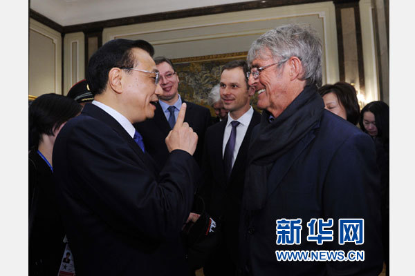 12月18日，中國(guó)國(guó)務(wù)院總理李克強(qiáng)在貝爾格萊德市政廳接受&ldquo;貝爾格萊德榮譽(yù)市民&rdquo;證書(shū)，塞爾維亞總理武契奇陪同出席。隨后，李克強(qiáng)同塞各界知名人士親切會(huì)見(jiàn)并互動(dòng)交流。這是李克強(qiáng)同著名足球教練米盧蒂諾維奇親切交談。新華社記者 饒愛(ài)民 攝