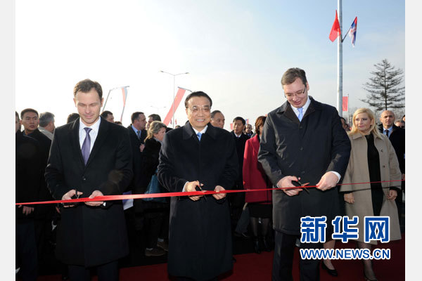 12月18日，中國(guó)國(guó)務(wù)院總理李克強(qiáng)在貝爾格萊德同塞爾維亞總理武契奇共同出席貝爾格萊德跨多瑙河大橋竣工儀式。這是李克強(qiáng)與武契奇為新建成的大橋剪彩。新華社記者 饒愛(ài)民 攝