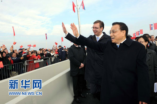 12月18日，中國(guó)國(guó)務(wù)院總理李克強(qiáng)在貝爾格萊德同塞爾維亞總理武契奇共同出席貝爾格萊德跨多瑙河大橋竣工儀式。這是李克強(qiáng)與武契奇在儀式現(xiàn)場(chǎng)向塞爾維亞群眾揮手致意。新華社記者 饒愛(ài)民 攝
