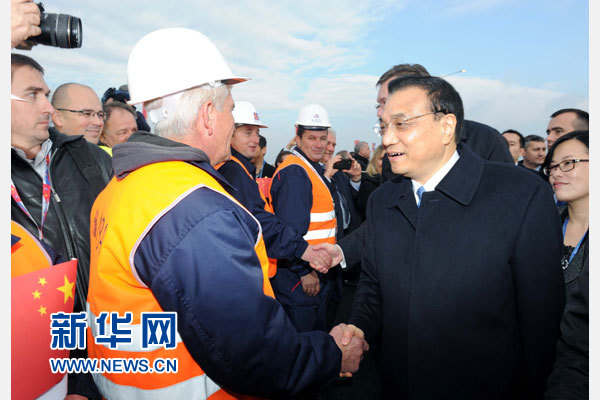 12月18日，中國(guó)國(guó)務(wù)院總理李克強(qiáng)在貝爾格萊德同塞爾維亞總理武契奇共同出席貝爾格萊德跨多瑙河大橋竣工儀式。這是李克強(qiáng)同大橋建設(shè)者親切交流。新華社記者 饒愛(ài)民 攝