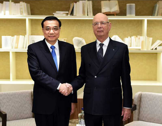 施瓦布第一時(shí)間歡迎李克強(qiáng)抵達(dá)達(dá)沃斯(攝影:新華社 李濤) 施瓦布第一時(shí)間歡迎李克強(qiáng)抵達(dá)達(dá)沃斯(攝影:新華社 李濤)