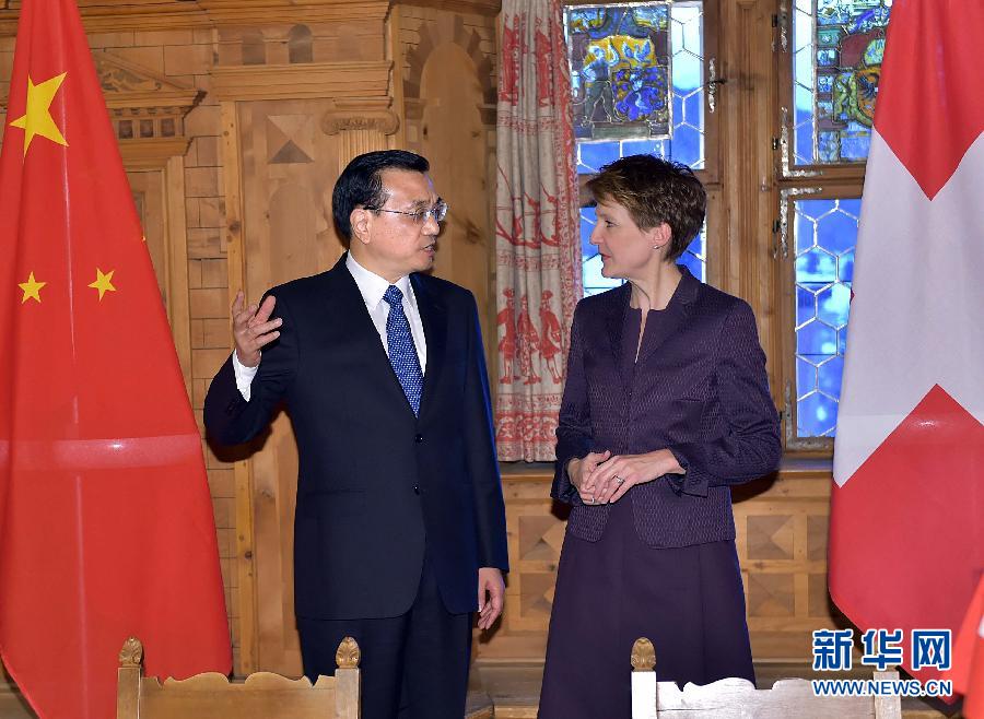 1月21日，國(guó)務(wù)院總理李克強(qiáng)在達(dá)沃斯同瑞士聯(lián)邦主席索馬魯加舉行會(huì)談。這是會(huì)談結(jié)束后，李克強(qiáng)與索馬魯加共同出席雙邊金融、食品、藥品、科研、人員往來等領(lǐng)域合作文件簽字儀式。新華社記者 李濤 攝