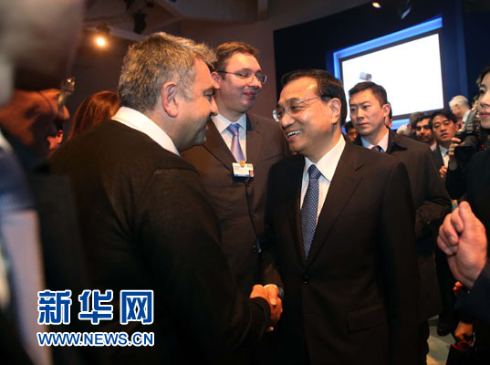 1月21日，中國國務(wù)院總理李克強(qiáng)在瑞士達(dá)沃斯舉行的世界經(jīng)濟(jì)論壇全會發(fā)表特別致辭并回答提問。這是李克強(qiáng)在致辭后同與會嘉賓親切交談。新華社記者 劉衛(wèi)兵 攝