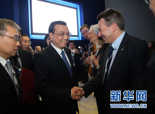 1月21日，中國國務(wù)院總理李克強(qiáng)在瑞士達(dá)沃斯舉行的世界經(jīng)濟(jì)論壇全會發(fā)表特別致辭并回答提問。這是李克強(qiáng)在致辭前同與會嘉賓親切交談。新華社記者 劉衛(wèi)兵 攝