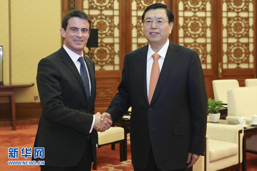 1月30日，全國人大常委會(huì)委員長(zhǎng)張德江在北京人民大會(huì)堂會(huì)見法國總理瓦爾斯。 新華社記者丁林 攝 