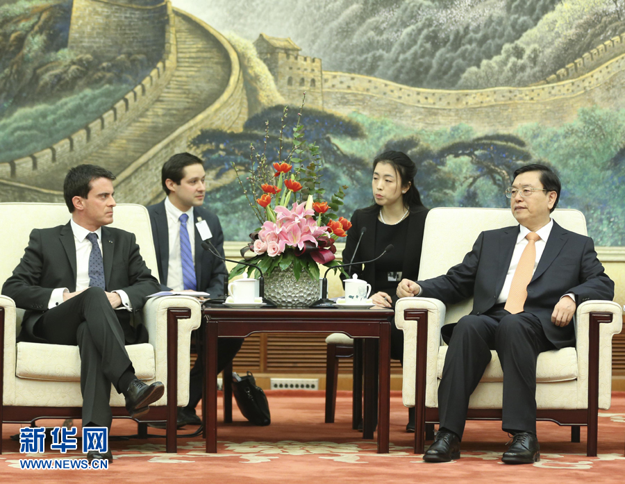 1月30日，中國全國人大常委會(huì)委員長(zhǎng)張德江在北京人民大會(huì)堂會(huì)見法國總理瓦爾斯。 新華社記者丁林 攝 