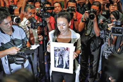 1月29日，在得知即將召開有關(guān)MH370的發(fā)布會后，一些乘客家屬成員到場。