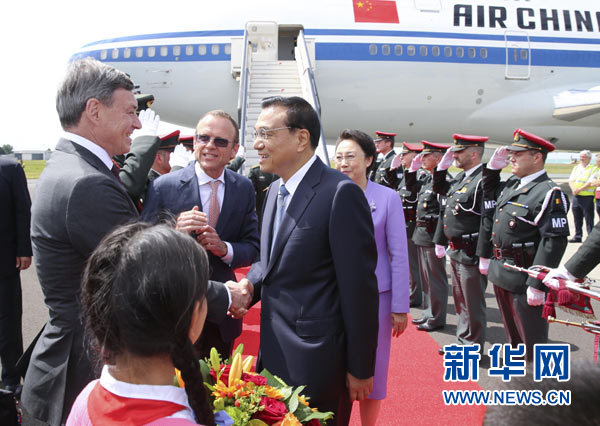 當(dāng)?shù)貢r(shí)間6月28日下午，經(jīng)中歐雙方商定，國務(wù)院總理李克強(qiáng)乘專機(jī)抵達(dá)比利時(shí)首都布魯塞爾，出席第十七次中國歐盟領(lǐng)導(dǎo)人會晤。李克強(qiáng)總理夫人程虹同機(jī)抵達(dá)。歐盟和比利時(shí)政府高級官員到阿貝拉格機(jī)場迎接。新華社記者 龐興雷 攝 