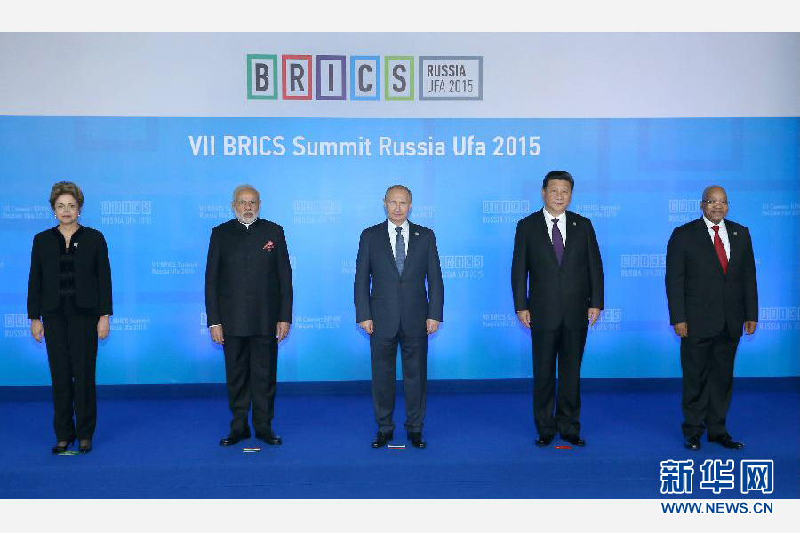 7月9日，金磚國家領導人第七次會晤在俄羅斯烏法舉行。中國國家主席習近平、俄羅斯總統(tǒng)普京、巴西總統(tǒng)羅塞夫、印度總理莫迪、南非總統(tǒng)祖馬出席。這是金磚國家領導人集體合影。新華社記者 龐興雷 攝