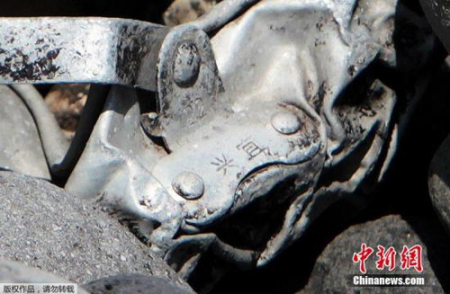 圖為疑似飛機金屬殘片上刻有中文&ldquo;宜興&rdquo;兩字。