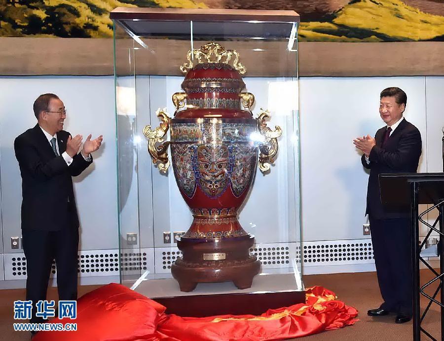 9月27日，國家主席習近平在紐約出席中國向聯合國贈送&ldquo;和平尊&rdquo;儀式。聯合國秘書長潘基文出席。 新華社記者 李濤 攝 