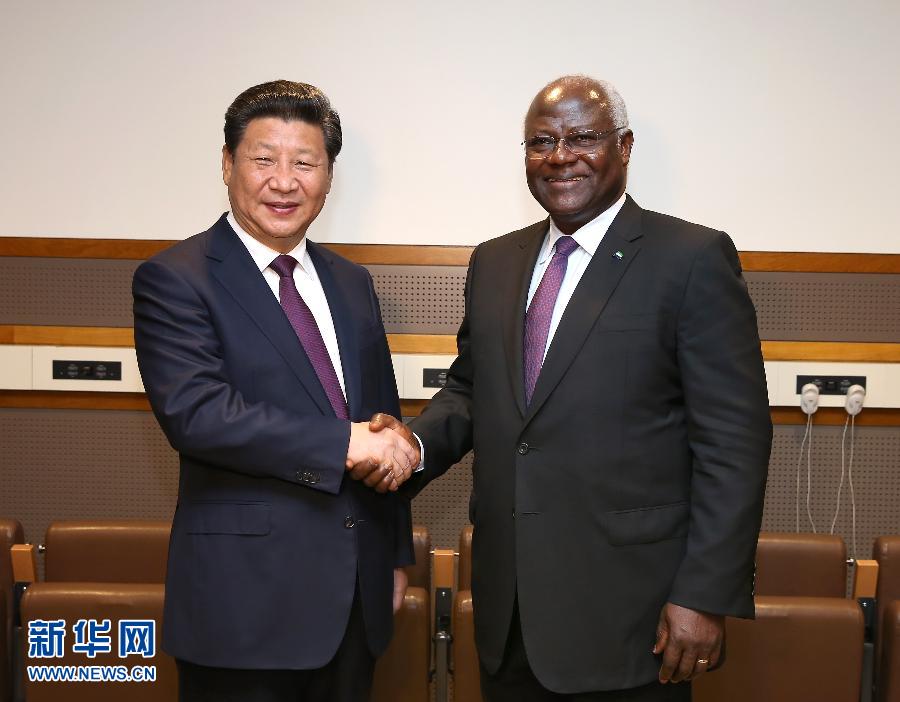 9月27日，國(guó)家主席習(xí)近平在紐約會(huì)見塞拉利昂總統(tǒng)科羅馬。新華社記者 龐興雷 攝 