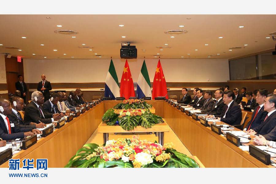 9月27日，國(guó)家主席習(xí)近平在紐約會(huì)見塞拉利昂總統(tǒng)科羅馬。新華社記者 龐興雷 攝