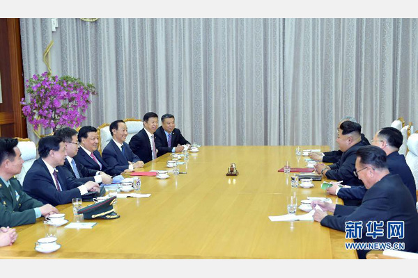 10月9日，中共中央政治局常委、中央書記處書記劉云山在平壤百花園迎賓館會見朝鮮勞動黨第一書記金正恩。 新華社記者 李濤 攝 