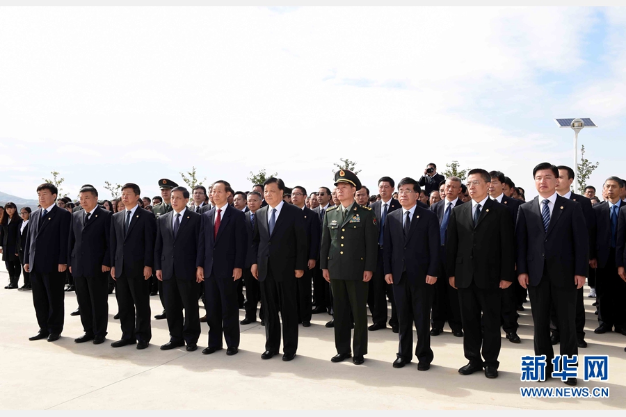 10月11日，中共中央政治局常委、中央書記處書記劉云山專程趕赴安州祭掃中國人民志愿軍烈士陵園，向中國人民志愿軍烈士敬獻花籃并默哀。 新華社記者 饒愛民 攝